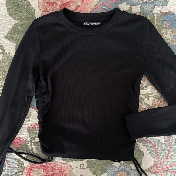 (3 for $24❣️) Ribbed Side Ruched Top - Picture 2 of 6